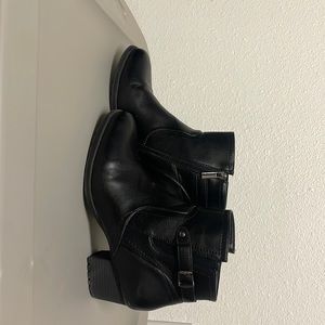 Black boots (small scuff on boot tips)